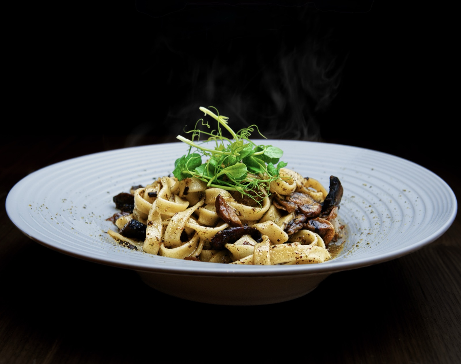 Tagliatelle com cogumelos salteados em azeite de trufas